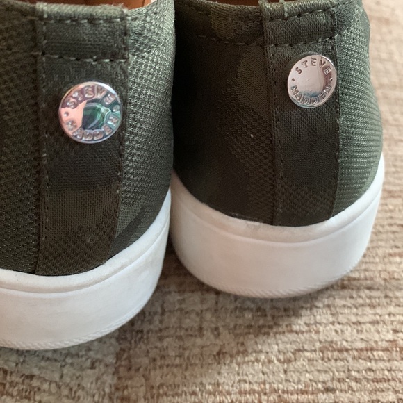Steve Madden Zayna shiny green camo 1.5” height white soles sz9.5 run small - Picture 8 of 8